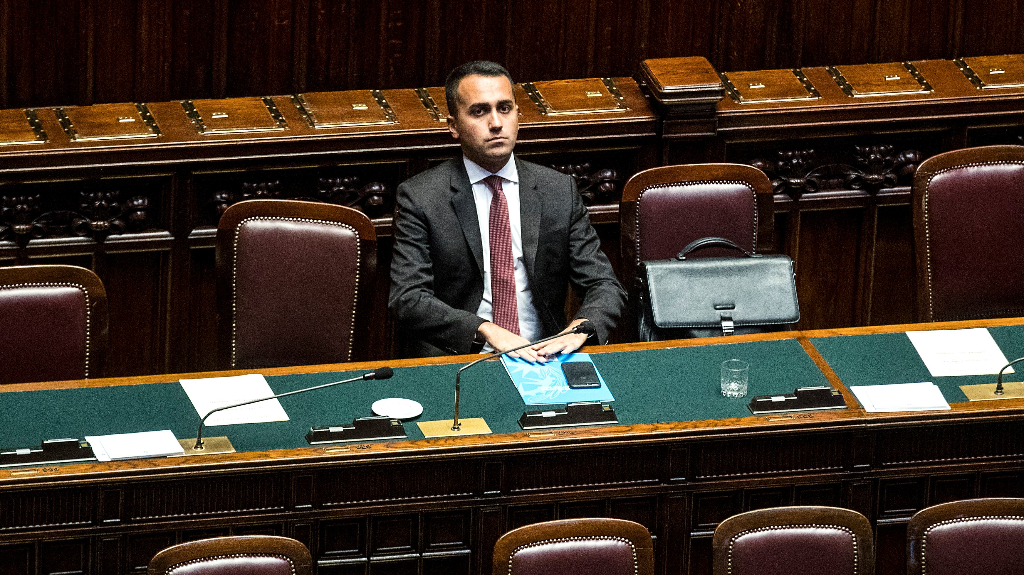 Odia i burocrati, però assume solo gli amici