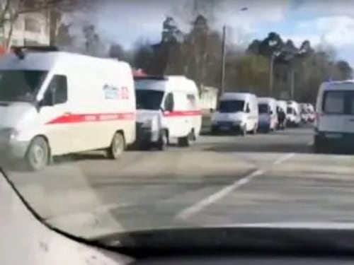 Mosca, fila di ambulanze verso l'ospedale