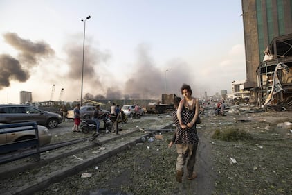 Beirut, due esplosioni devastano il porto 6