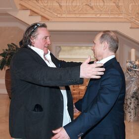 Depardieu riceve il passaporto da Putin 2