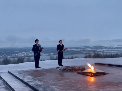 Militari Nato omaggiano i caduti russi: lo strano gesto di distensione con Mosca