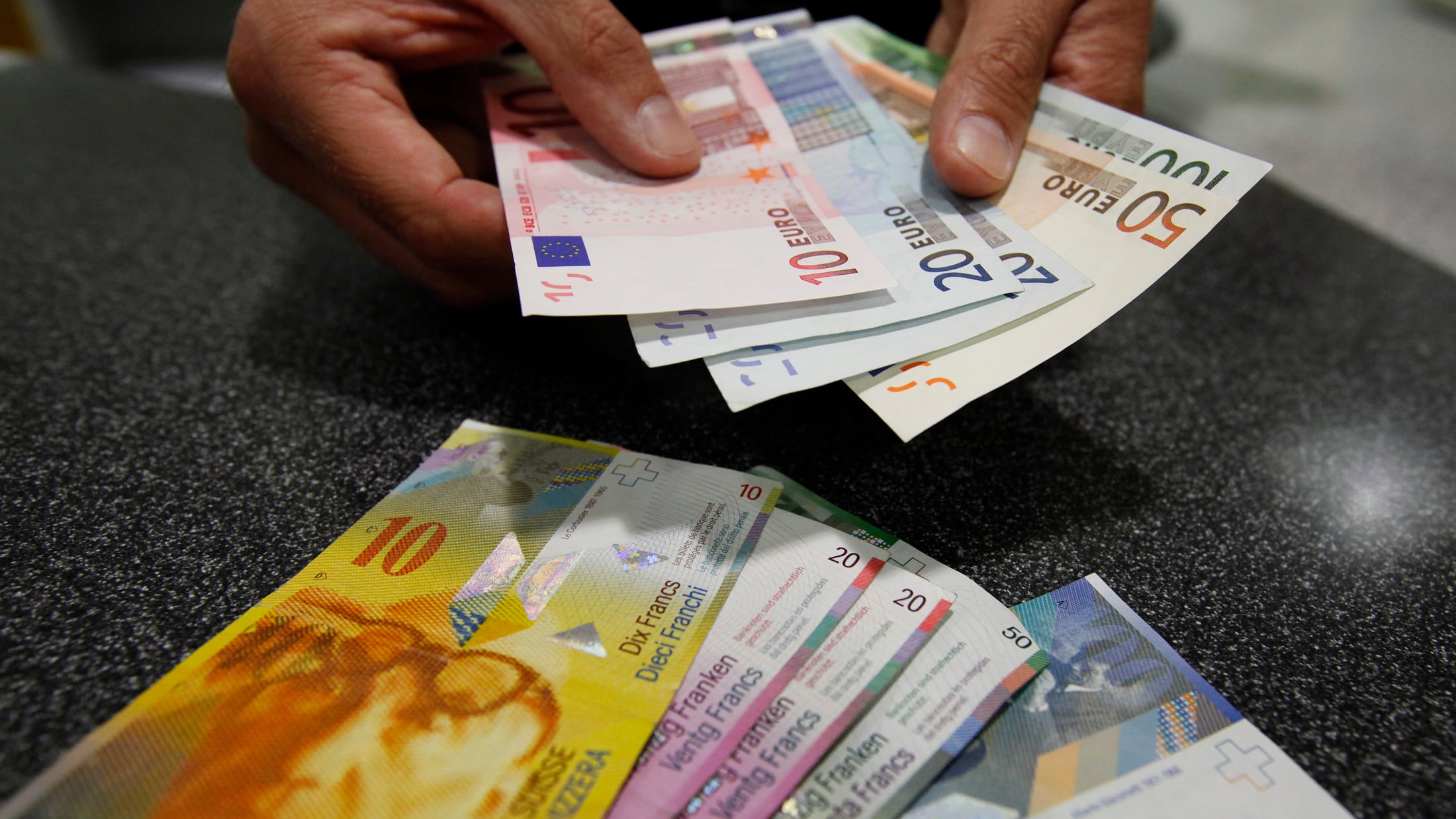 Povera Italia, i capitali fuggono in Svizzera