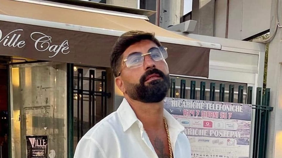 Folgorato da una scarica elettrica: morto il cantante neomelodico Carmine Diamante