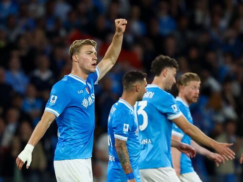 Serie A, il Napoli travolge 4-0 la Cremonese e rimanda lo scudetto dell’Inter