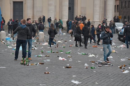 Roma, 400 ultras dell'Eintracht hanno invaso (e semidistrutto) la capitale 3
