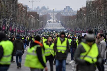 I Gilet gialli invadono Parigi nella quinta giornata di proteste 3