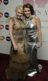 Dannii Minogue, la bellezza è di famiglia 24