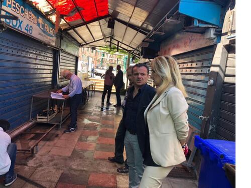 Messina, risultavano in servizio, ma erano al mercato a vendere la frutta