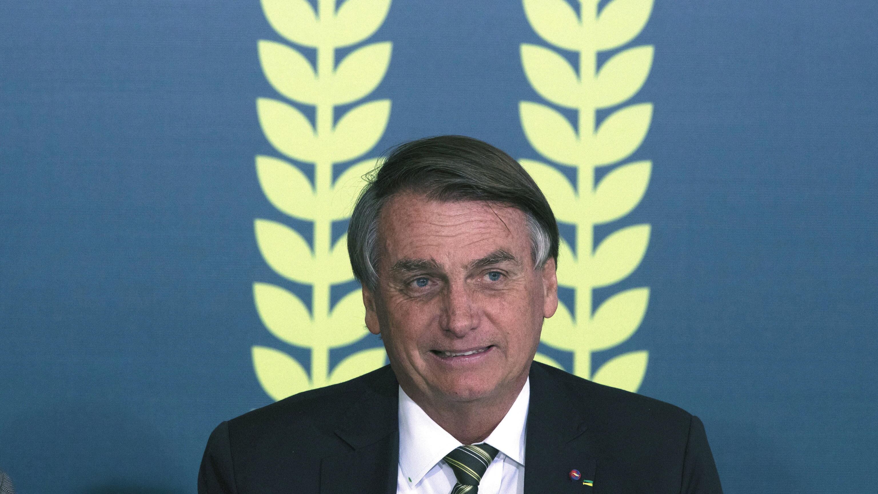Covid, la polizia a casa di Bolsonaro. "Pass falsi e fake news contro i vaccini"