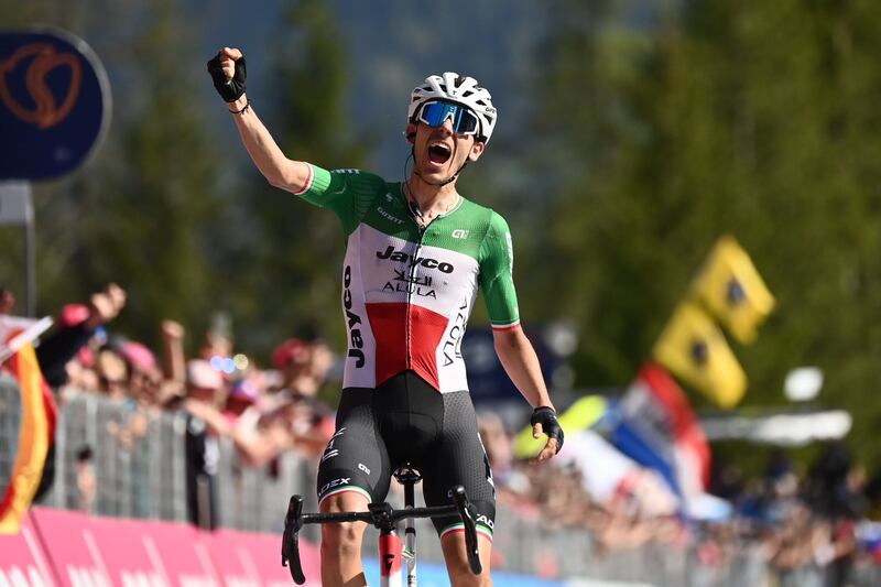 Giro, Thomas rintuzza l’attacco di Roglic. Trionfa Filippo Zana