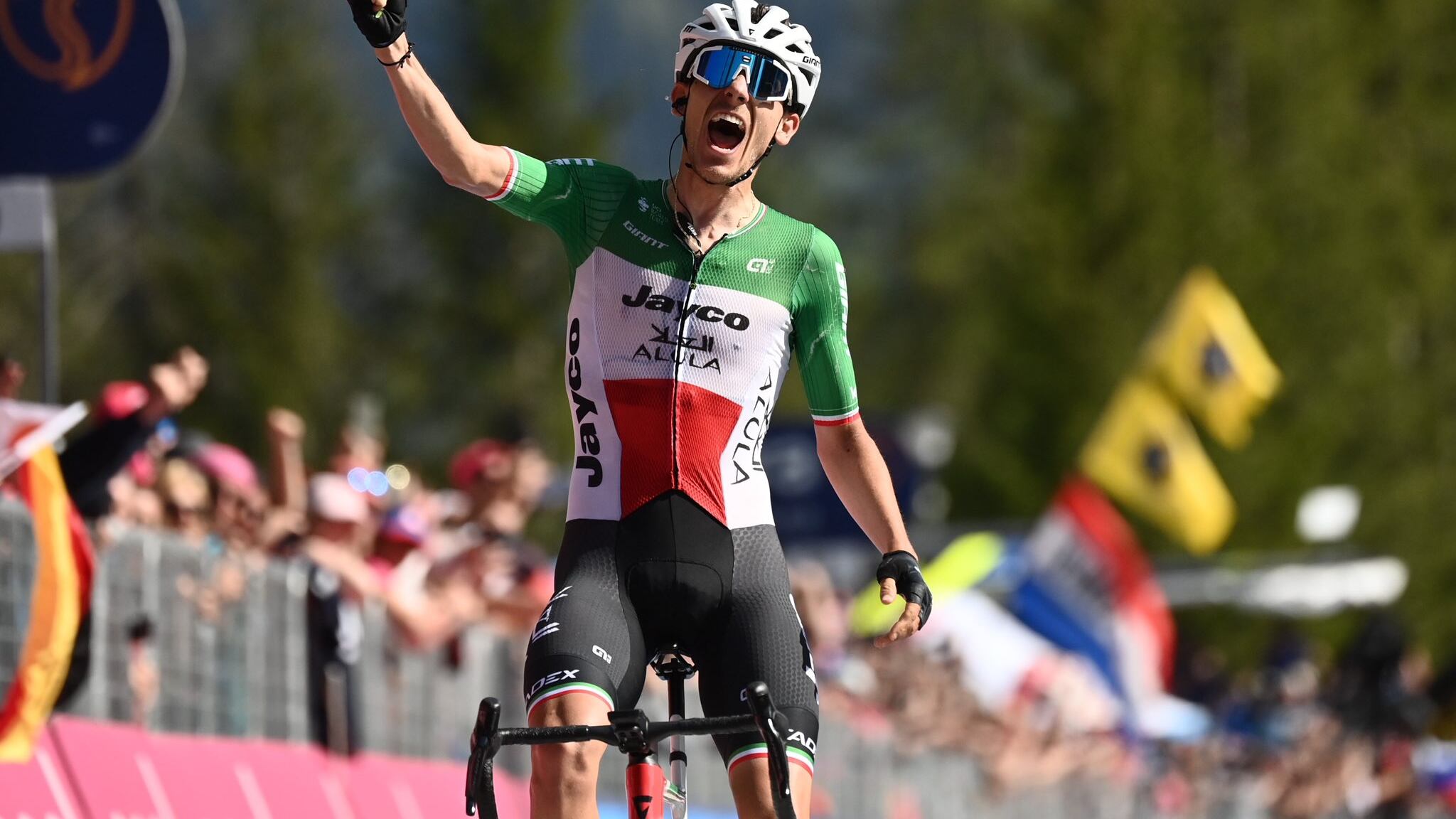 Giro, Thomas rintuzza l’attacco di Roglic. Trionfa Filippo Zana