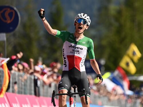 Giro, Thomas rintuzza l’attacco di Roglic. Trionfa Filippo Zana
