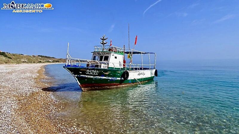 Le barche abbandonate sulle spiagge dell'agrigentino 8