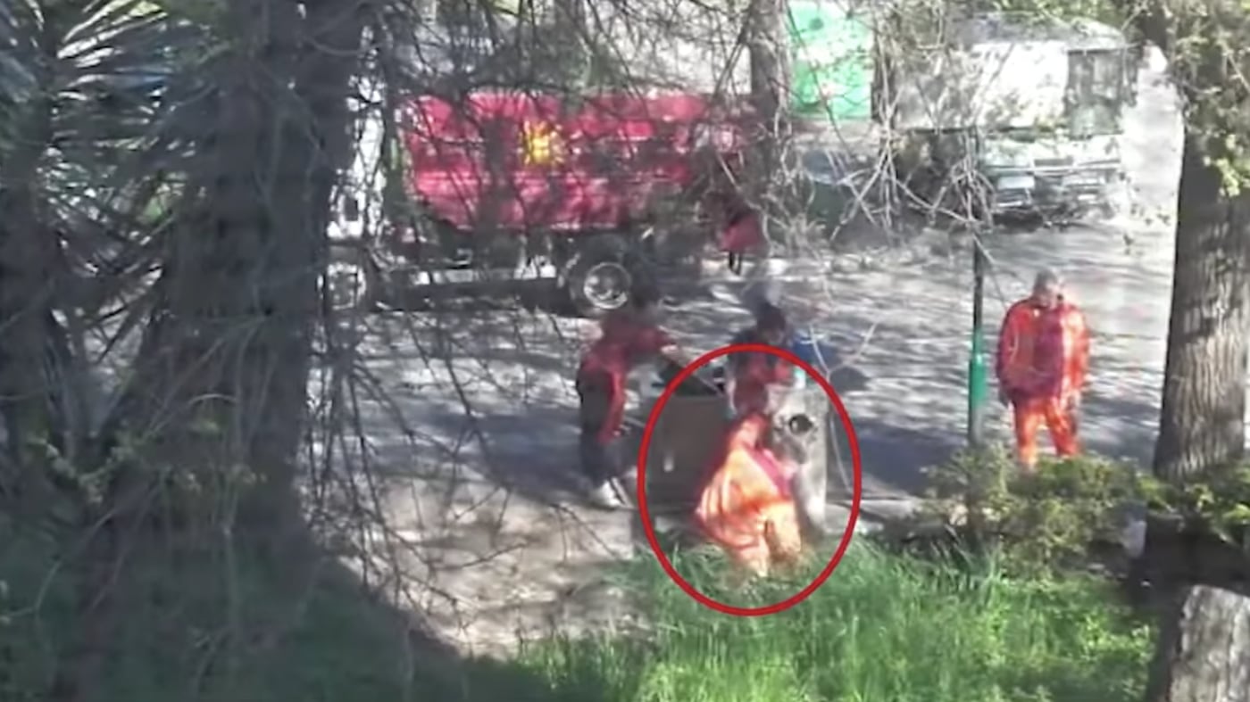Roma, gettavano oli esausti in un tombino: la Raggi posta il video