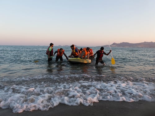 Evasione dal centro migranti: scappano in 47, agente ferito
