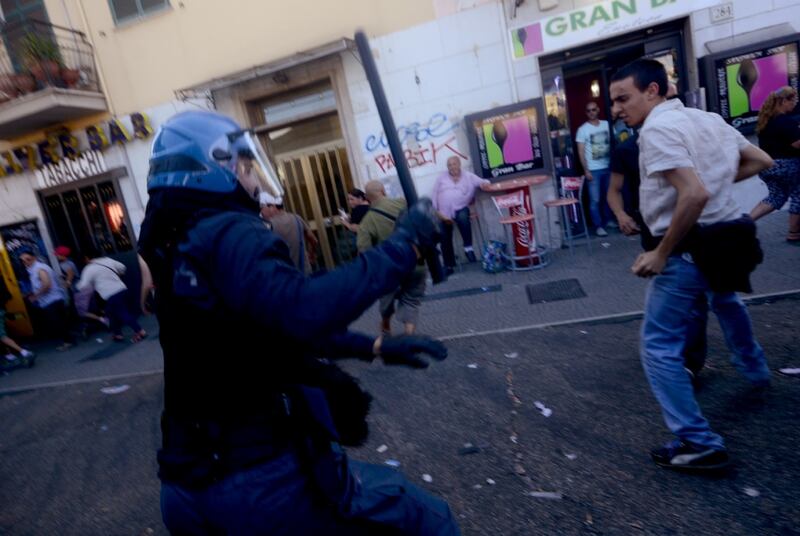 La polizia carica gli antagonisti 8