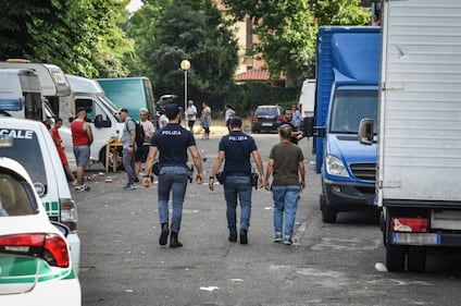 Blitz delle forze dell'ordine questa mattina in via Bolla 7