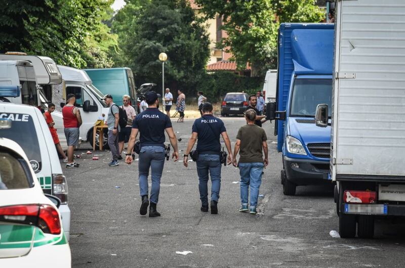 Blitz delle forze dell'ordine questa mattina in via Bolla 7