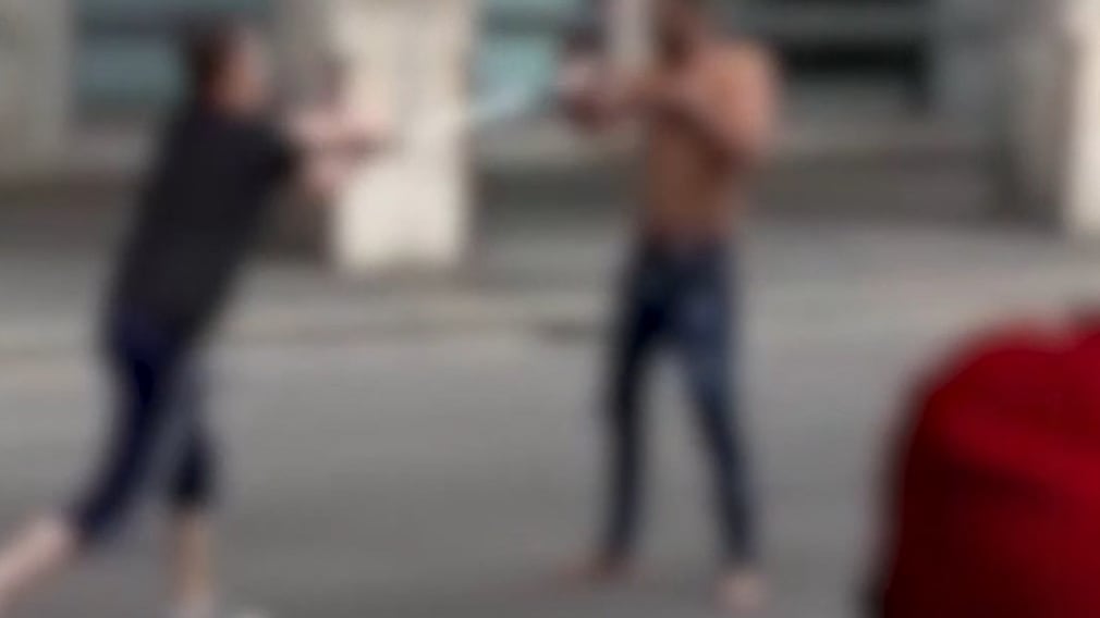 Bologna, straniero armato di forbici aggredisce i passanti: attimi di panico
