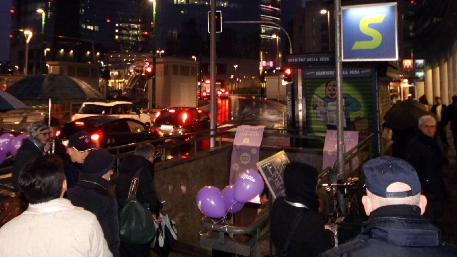 Il metrò lilla allunga il passo e mezza città corre a far festa