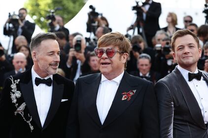 Elton John promuove "Rocket Man": foto 4
