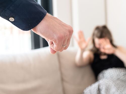 "Su tutte le furie per i jeans della figlia". Algerino a processo per maltrattamenti