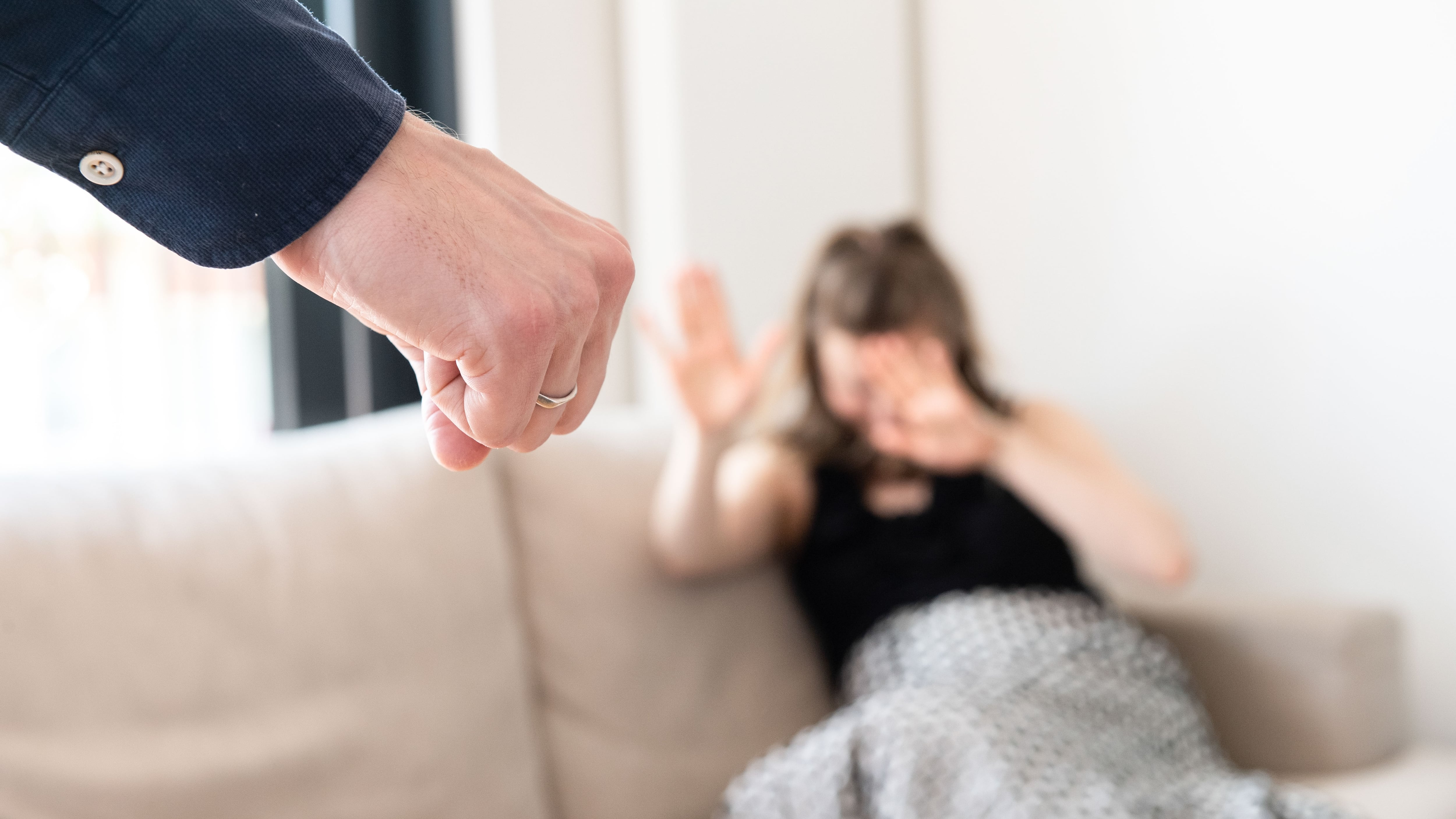 "Su tutte le furie per i jeans della figlia". Algerino a processo per maltrattamenti