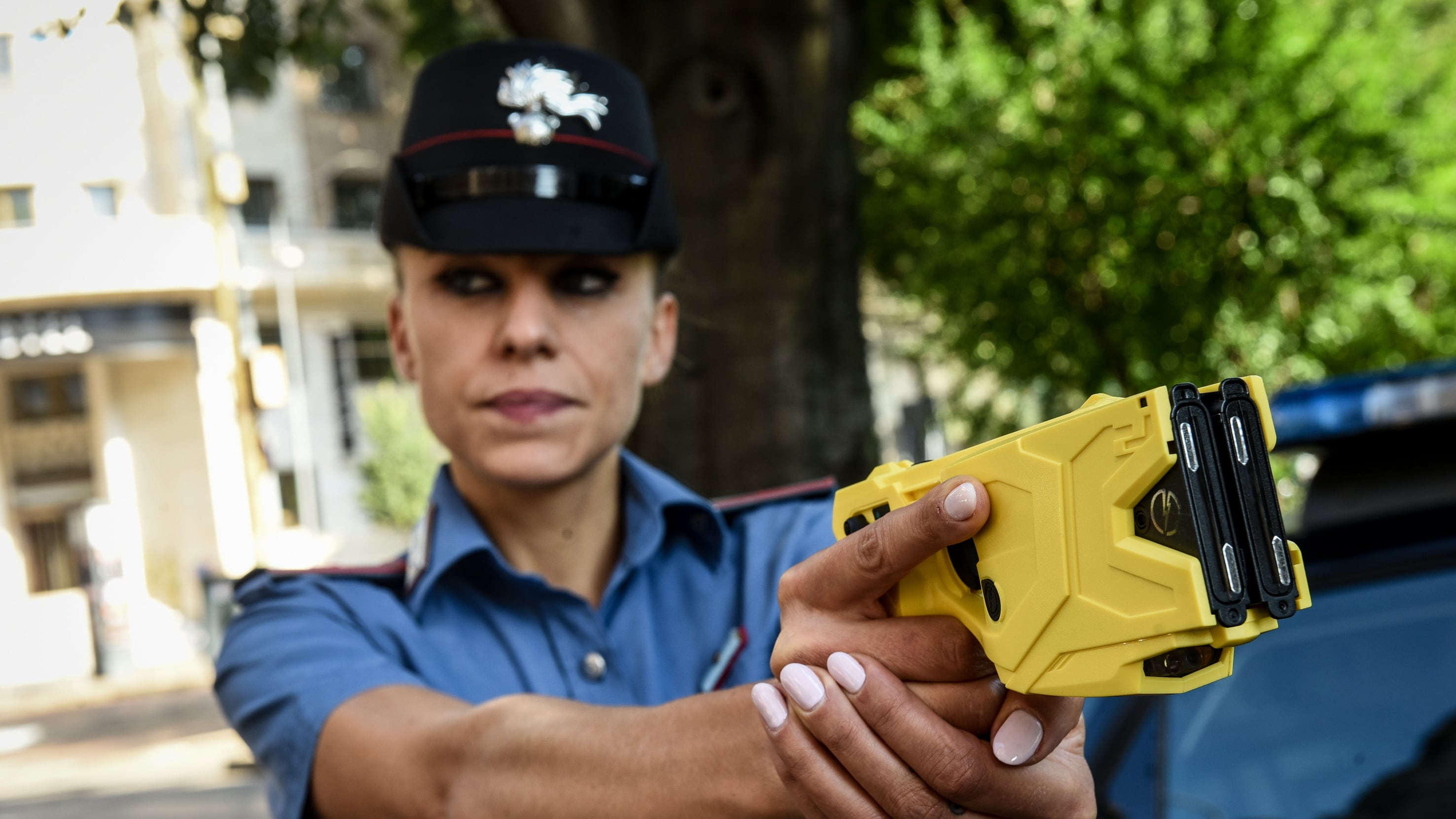 Match Salvini-Sala sulle pistole elettriche: «Milano le rifiuta». «Un cinema per 2 taser»
