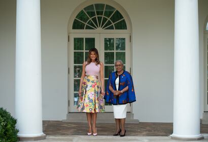 Melania Trump nell'orto con i tacchi: foto 6