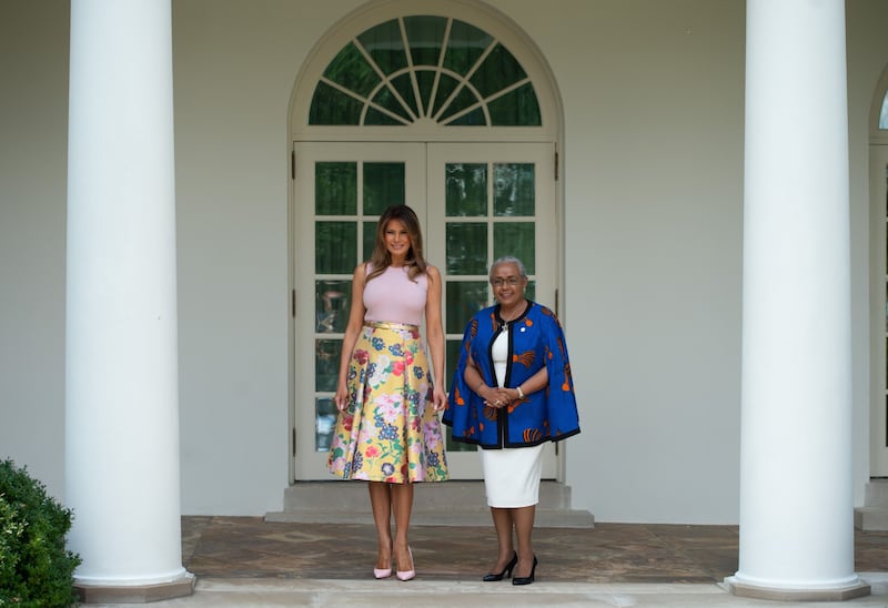 Melania Trump nell'orto con i tacchi: foto 6