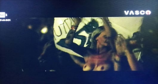 Fan in topless al concerto di Vasco Rossi 1