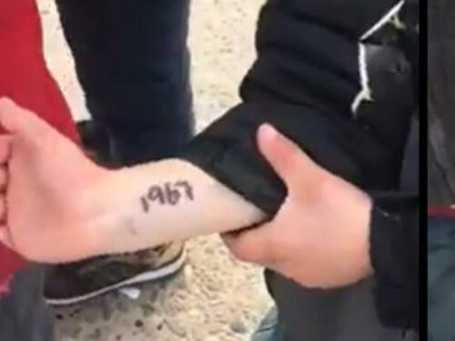 Messico, bimbi al confine mostrano numeri identificativi sul braccio