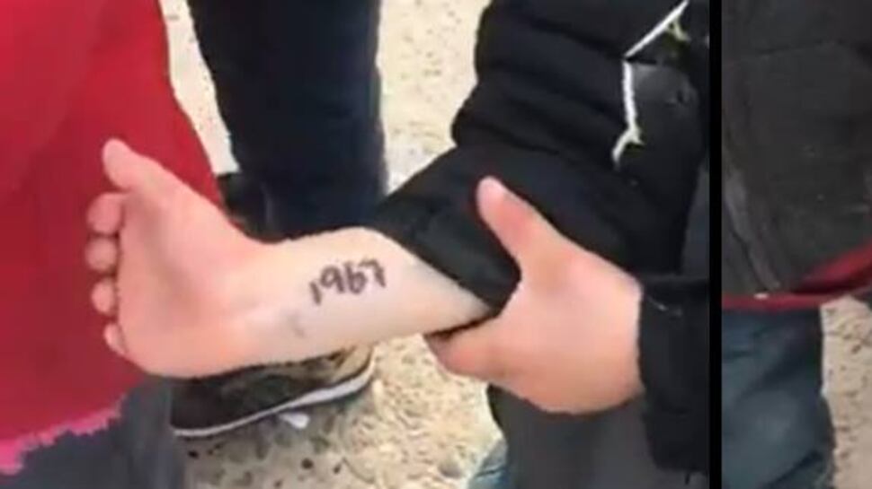 Messico, bimbi al confine mostrano numeri identificativi sul braccio