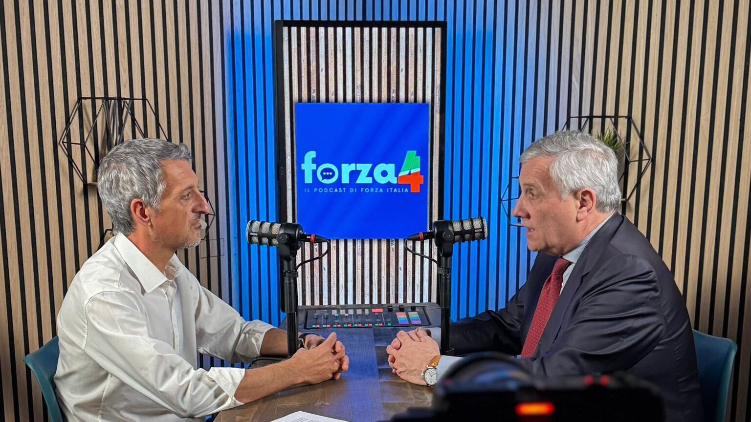 "Montanelli e Berlusconi i miei maestri". Tajani si racconta a "Forza 4"