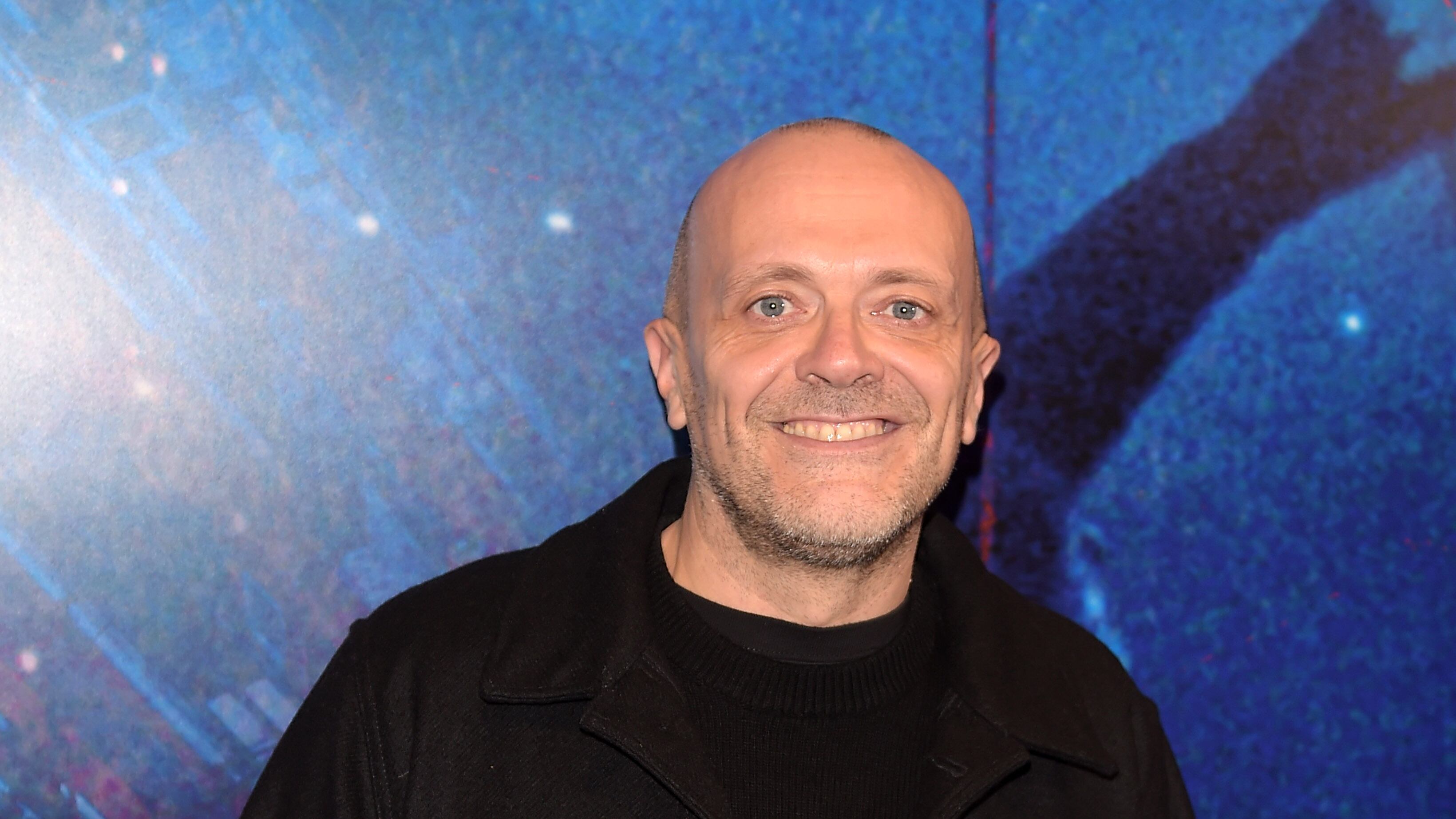 Il chiodo, il deca, la disco. I "fighissimi" anni '90 tornano con Max Pezzali