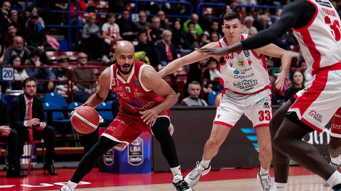 Basket, l'Olimpia Milano cade in casa contro Pistoia. Bologna ko a Brindisi