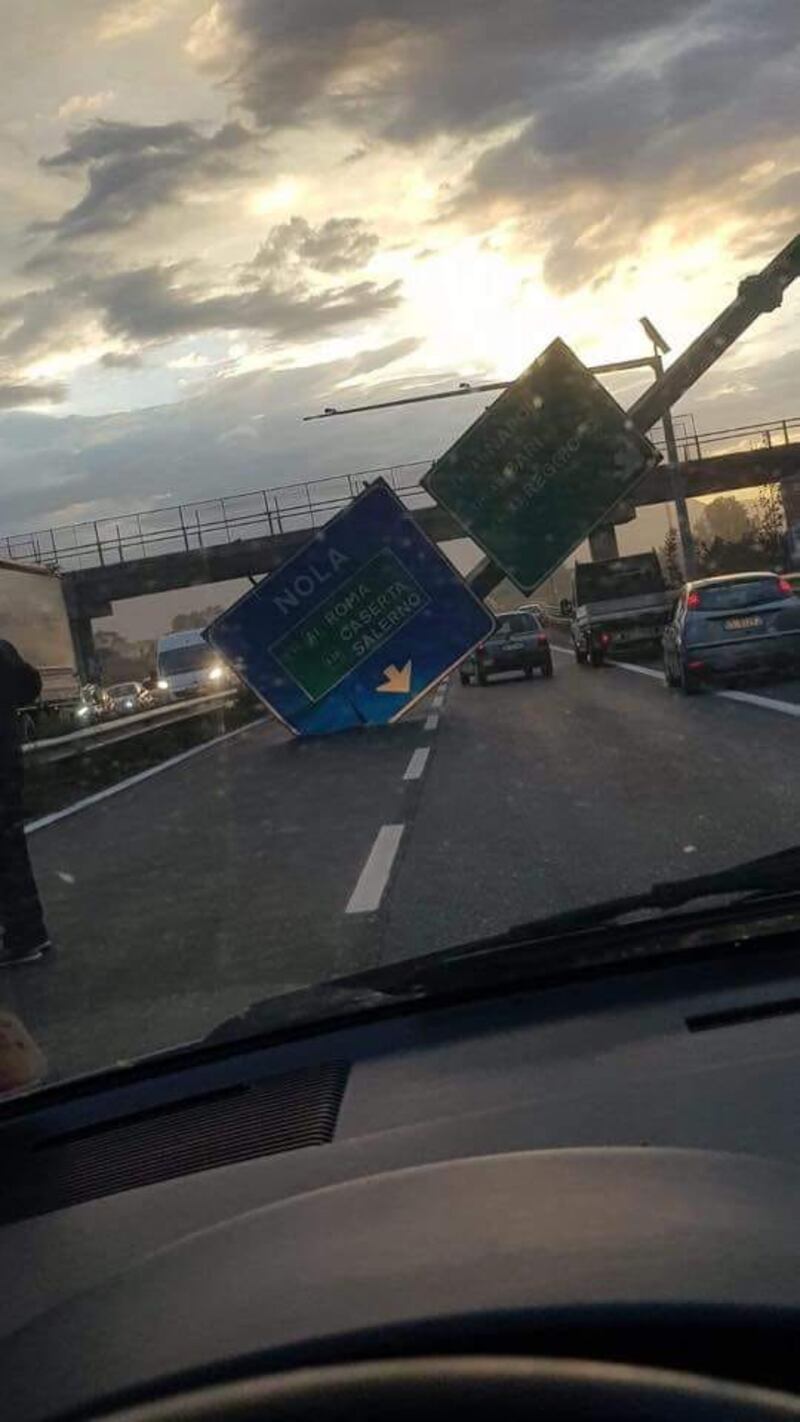 Crolla cartellone sulla Statale, sfiorata la tragedia a Napoli: le immagini 3
