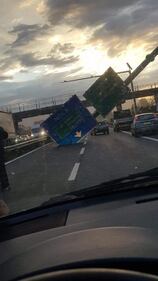 Crolla cartellone sulla Statale, sfiorata la tragedia a Napoli: le immagini 3