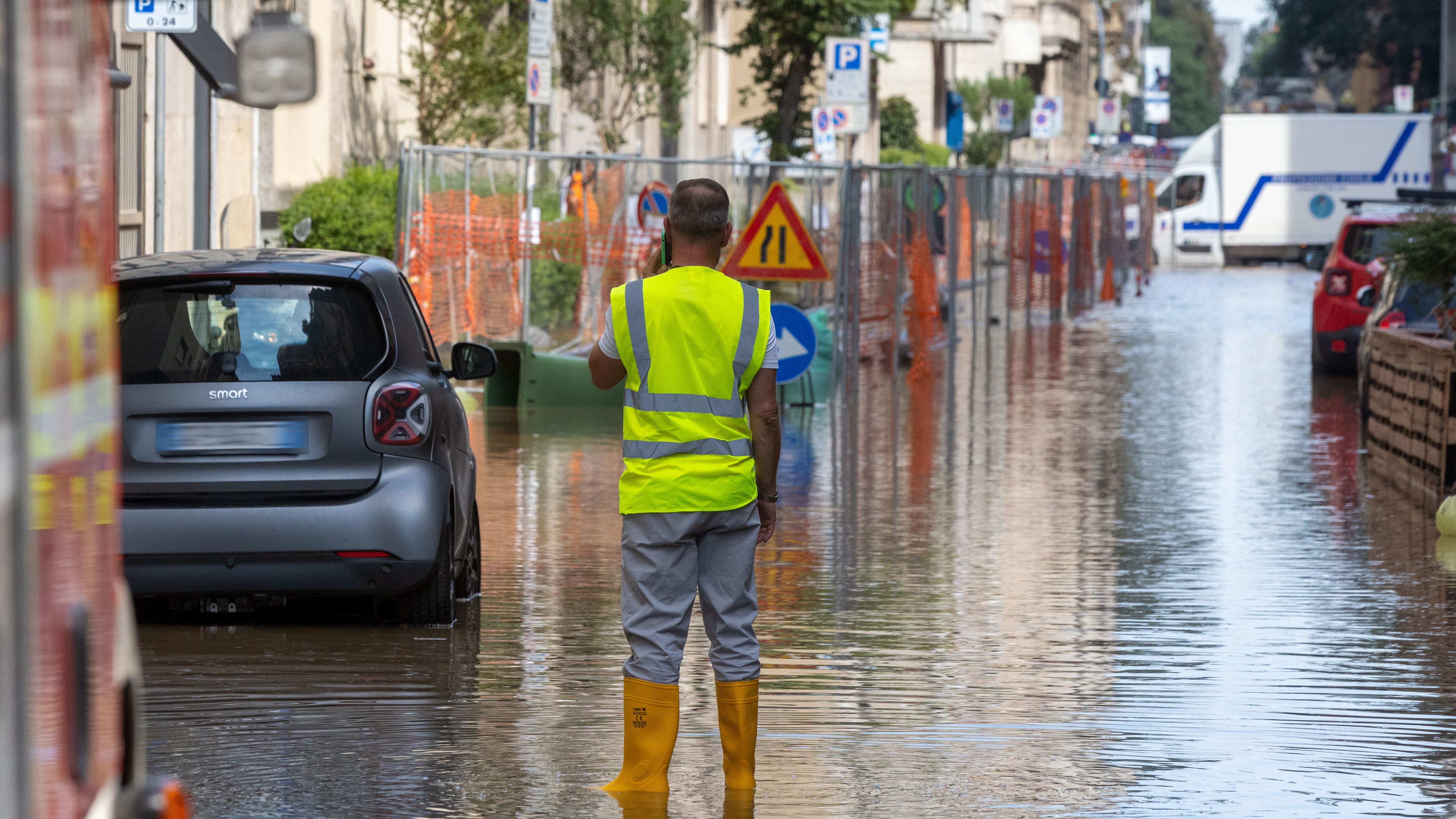 Operai bucano acquedotto a Milano: strada allagata e 400 famiglie senza acqua