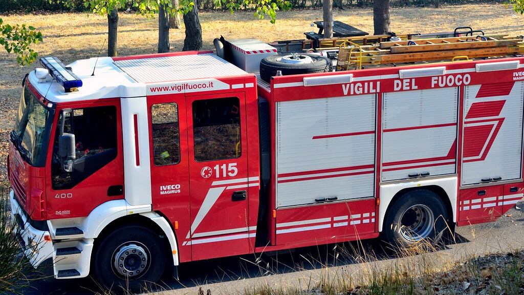 Salerno, neonato bloccato in auto sotto il sole: salvato dai vigili del fuoco