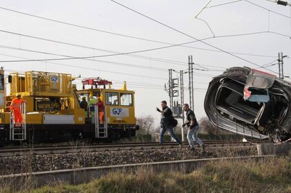 Al via le operazioni di rimozione del Frecciarossa deragliato 7