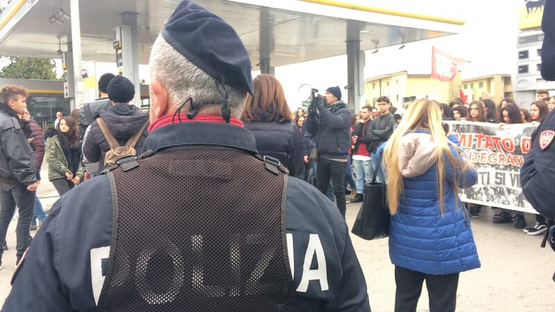 Di Maio contestato da studenti e lavoratori a Pomigliano 1