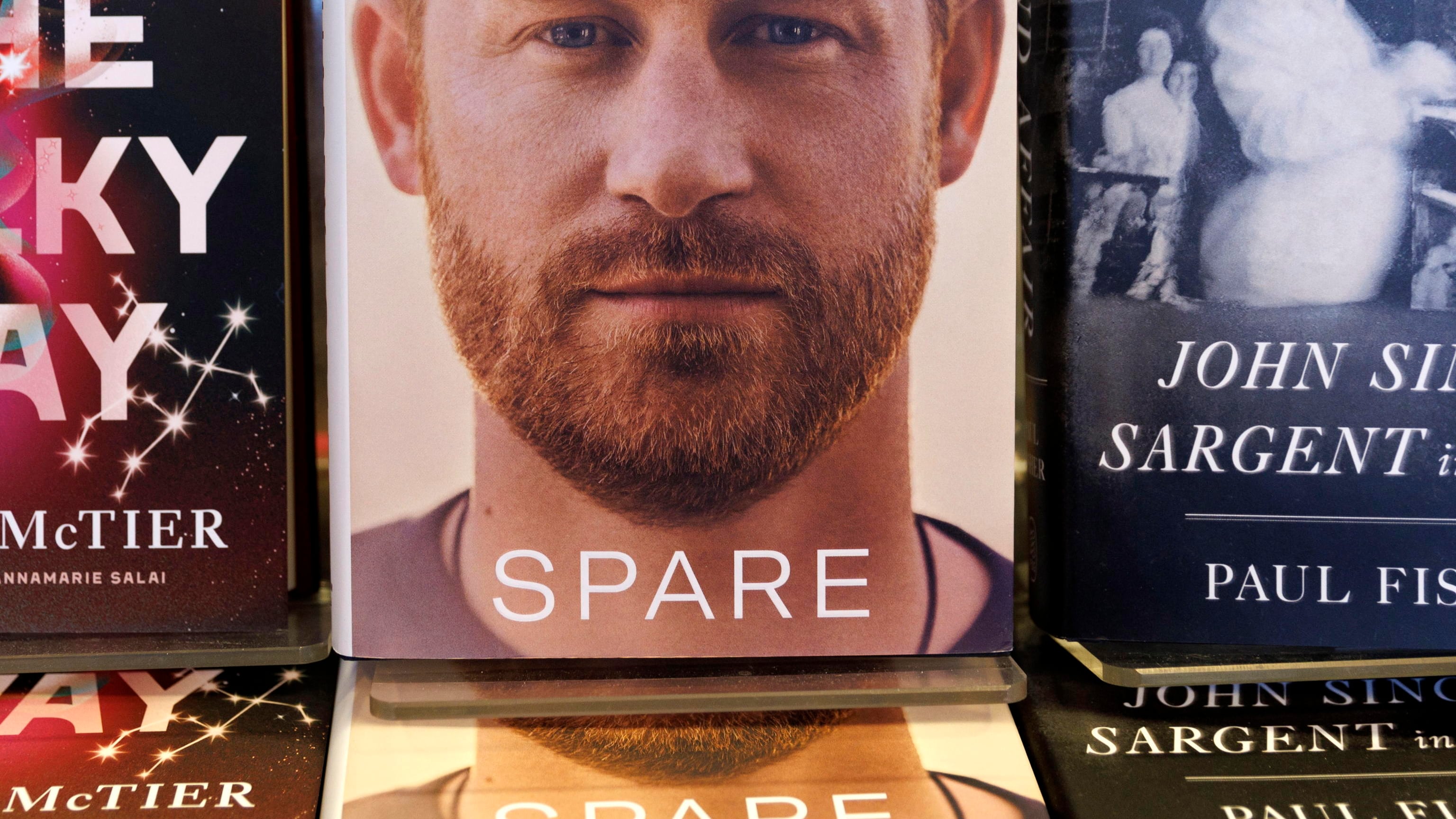 Harry sbanca in libreria, ma Carlo è furente. E la popolarità crolla ai minimi storici