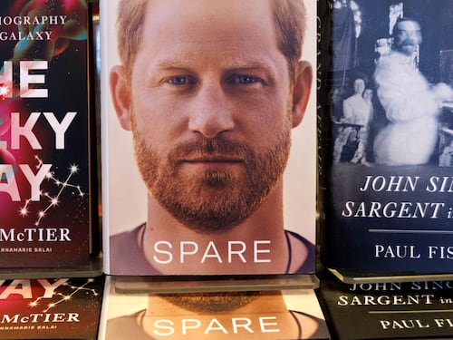 Harry sbanca in libreria, ma Carlo è furente. E la popolarità crolla ai minimi storici