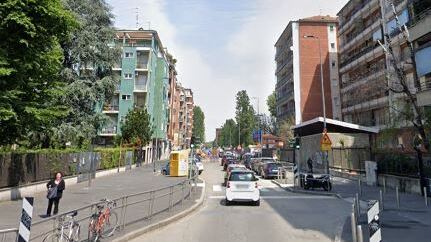 Donna partorisce in macchina nel traffico, la aiuta un infermiere al telefono con il marito