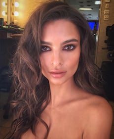 Emily Ratajkowski sexy in intimo a una festa 6