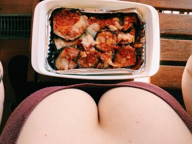 Decolleté e cibo, un connubio di successo 23