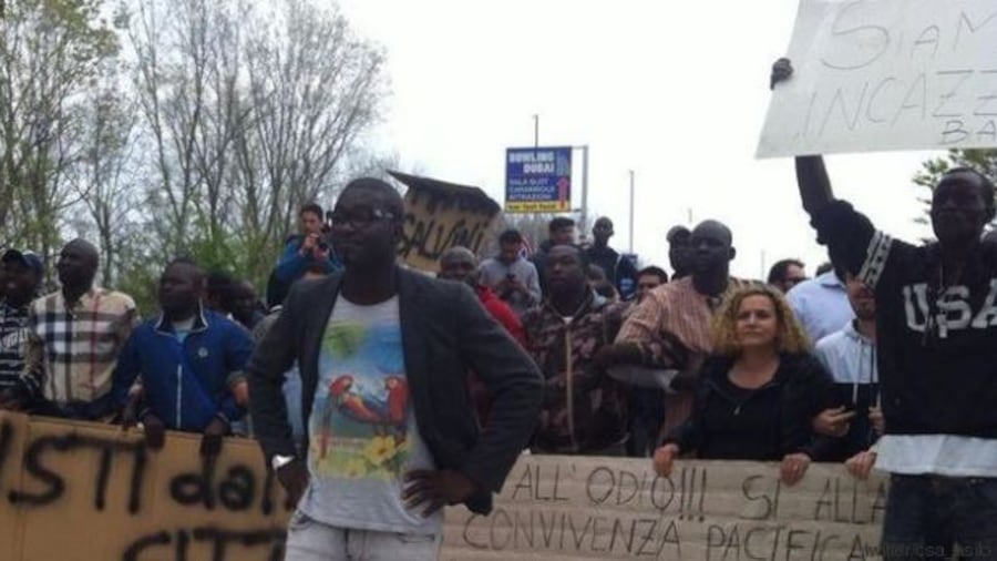 Marche, gli immigrati "respingono" Salvini