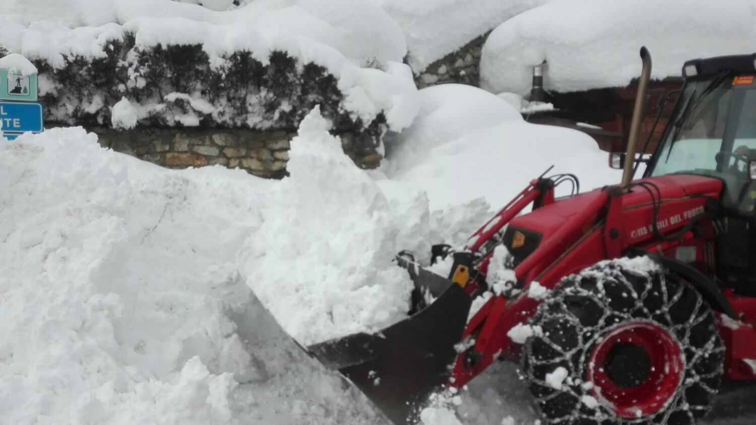 Fa rimuovere la neve a sue spese. E i vigili multano l'imprenditore