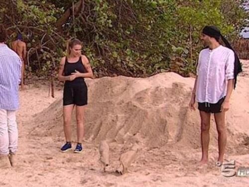 Isola dei Famosi, Giucas e Amaurys fanno i bisogni in diretta